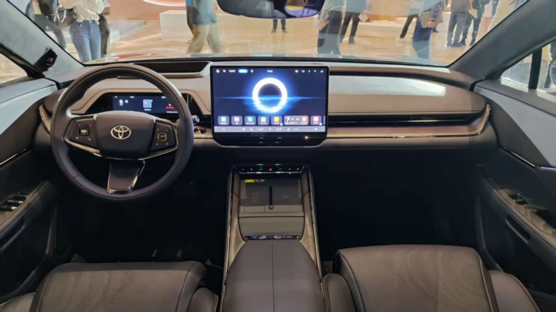 В Китае стартовали предпродажи Toyota bZ7 с технологиями Huawei и экосистемой Xiaomi от 26 000 долларов.