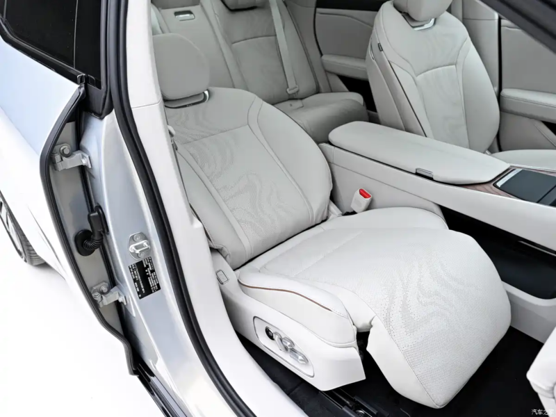 В Китае стартовали предпродажи Toyota bZ7 с технологиями Huawei и экосистемой Xiaomi от 26 000 долларов.