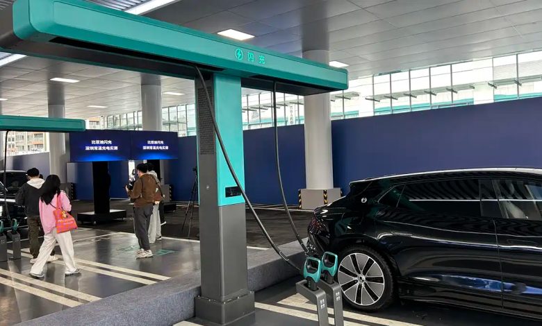 В Китае BYD представила инновационную батарею Blade 2.0, способную заряжаться до 70% за 5 минут и развернуть 20 000 станций быстрой зарядки к 2026 году.