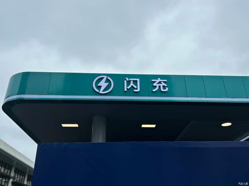 В Китае BYD представила инновационную батарею Blade 2.0, способную заряжаться до 70% за 5 минут и развернуть 20 000 станций быстрой зарядки к 2026 году.