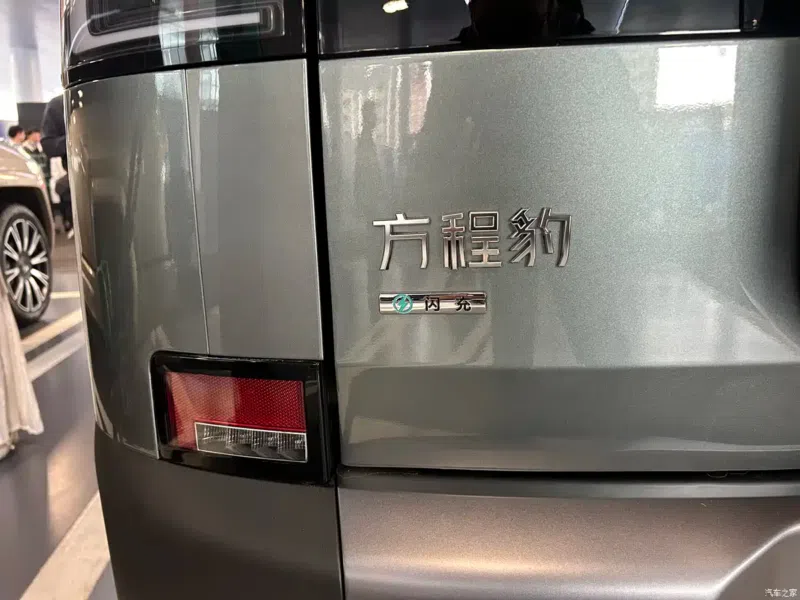 В Китае BYD представила инновационную батарею Blade 2.0, способную заряжаться до 70% за 5 минут и развернуть 20 000 станций быстрой зарядки к 2026 году.