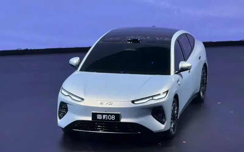 В Китае BYD презентовала флагманский седан Seal 08 с прицелом на 1000 км запаса хода и батареей Blade 2.0.