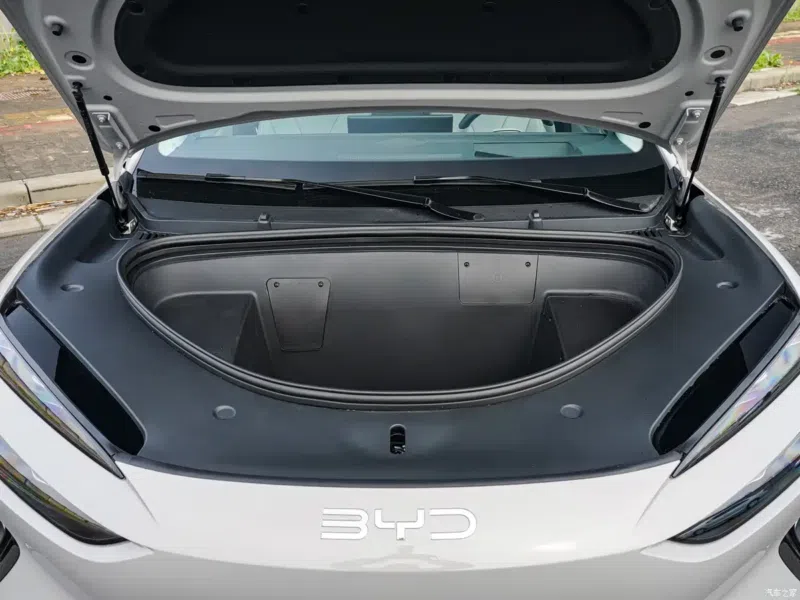 В Китае BYD представил обновленный Sealion 07 EV с запасом хода до 710 км и быстрой зарядкой.