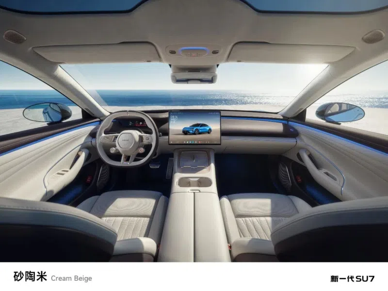 В Китае презентован новый Xiaomi SU7 с салоном "Cream Beige", старт продаж в следующем месяце.