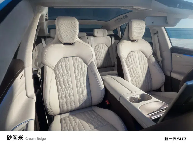 В Китае презентован новый Xiaomi SU7 с салоном "Cream Beige", старт продаж в следующем месяце.