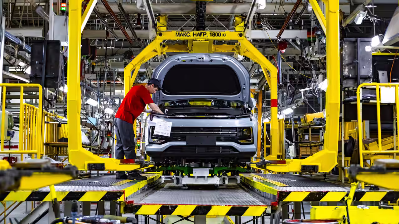 В России самый популярный кроссовер «Москвич» стал еще более отечественным.