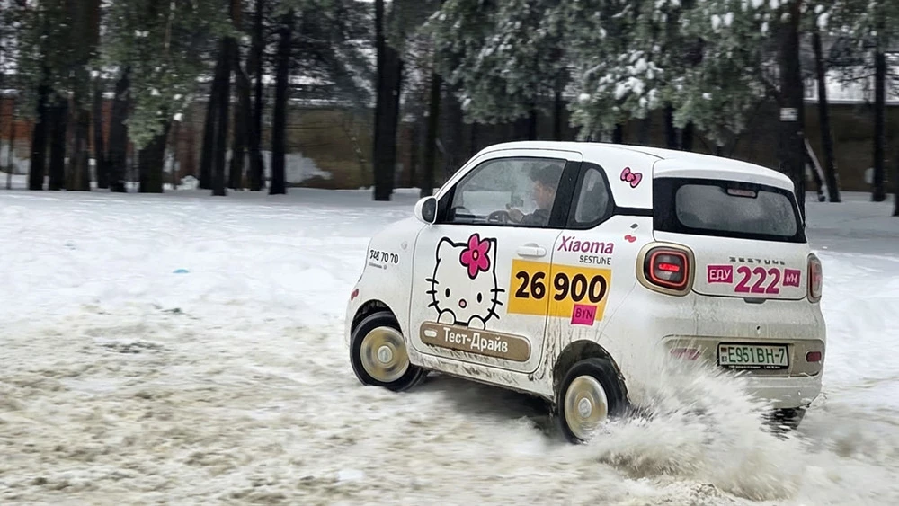 FAW Bestune Xiaoma Pony в Беларуси сбоку сзади в динамике на бездорожье дрифт