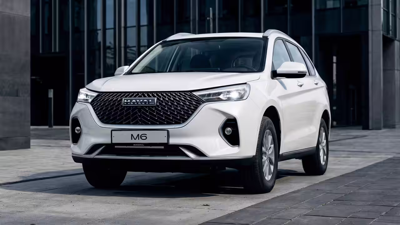 В России обновился дешевый семейный кроссовер Haval M6, названы цены и изменения.