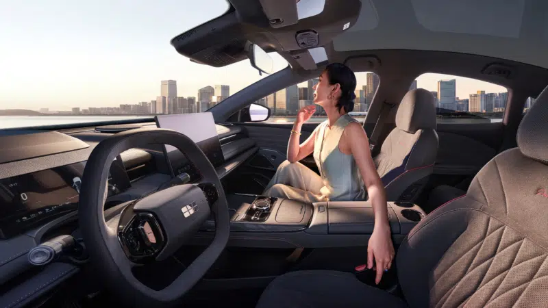 В Китае стартовали предпродажи обновленного седана Geely Starshine 8 с запасом хода 225 км.