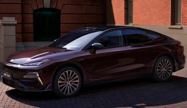 В Китае стартовали предпродажи обновленного седана Geely Starshine 8 с запасом хода 225 км.