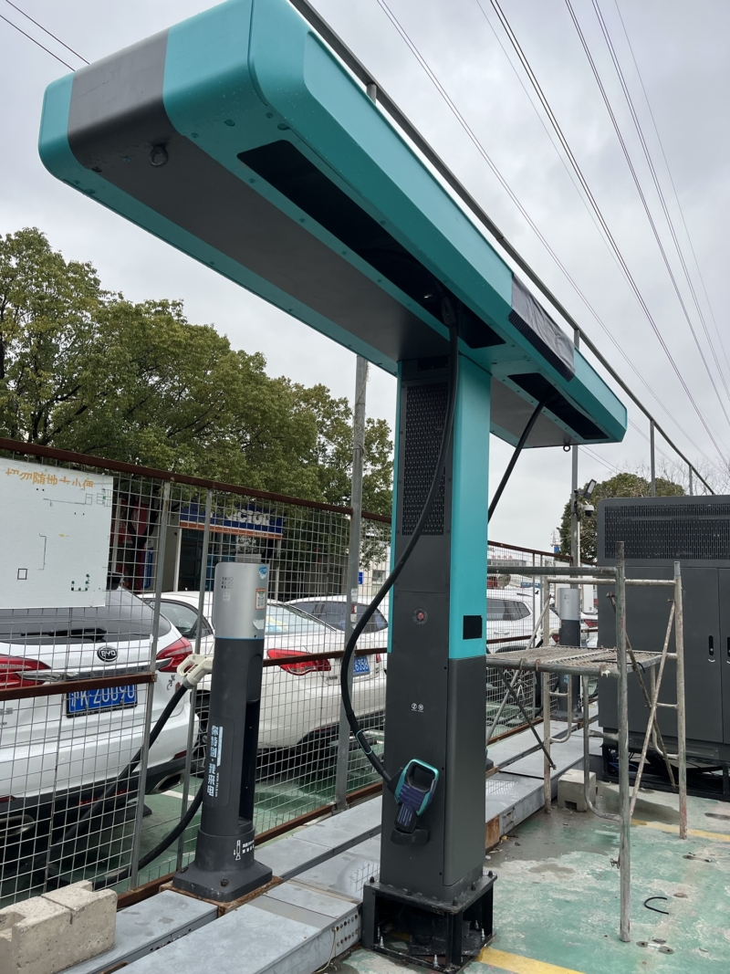 В Китае BYD представила инновационную батарею Blade 2.0, способную заряжаться до 70% за 5 минут и развернуть 20 000 станций быстрой зарядки к 2026 году.