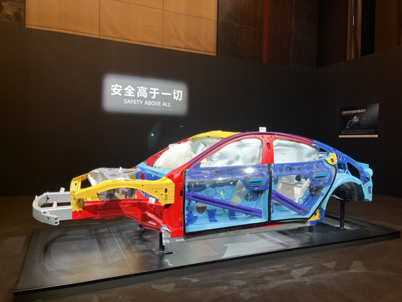 В Китае тест-драйв нового Xiaomi SU7: станет ли он "Apple Car", который Apple так и не построила?