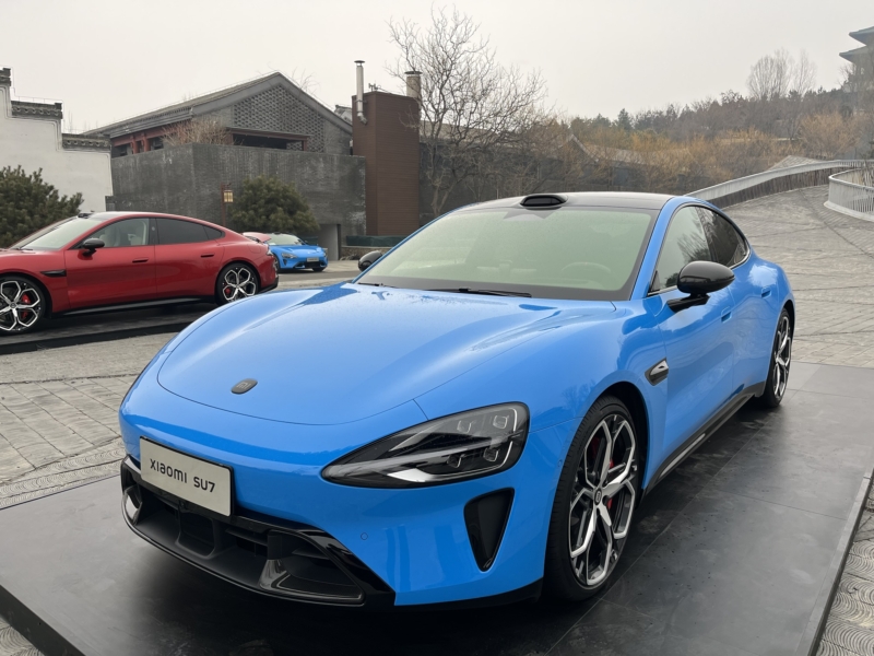 В Китае тест-драйв нового Xiaomi SU7: станет ли он "Apple Car", который Apple так и не построила?
