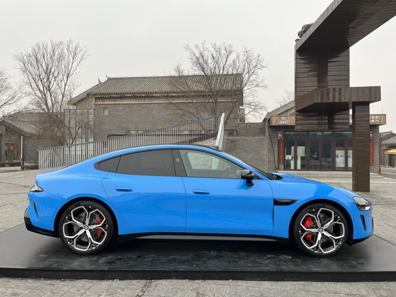 В Китае тест-драйв нового Xiaomi SU7: станет ли он "Apple Car", который Apple так и не построила?