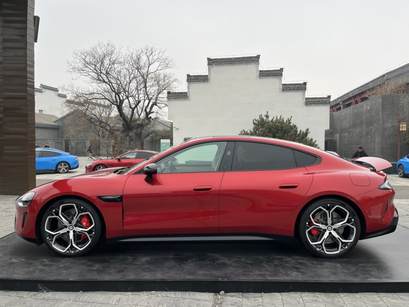 В Китае тест-драйв нового Xiaomi SU7: станет ли он "Apple Car", который Apple так и не построила?