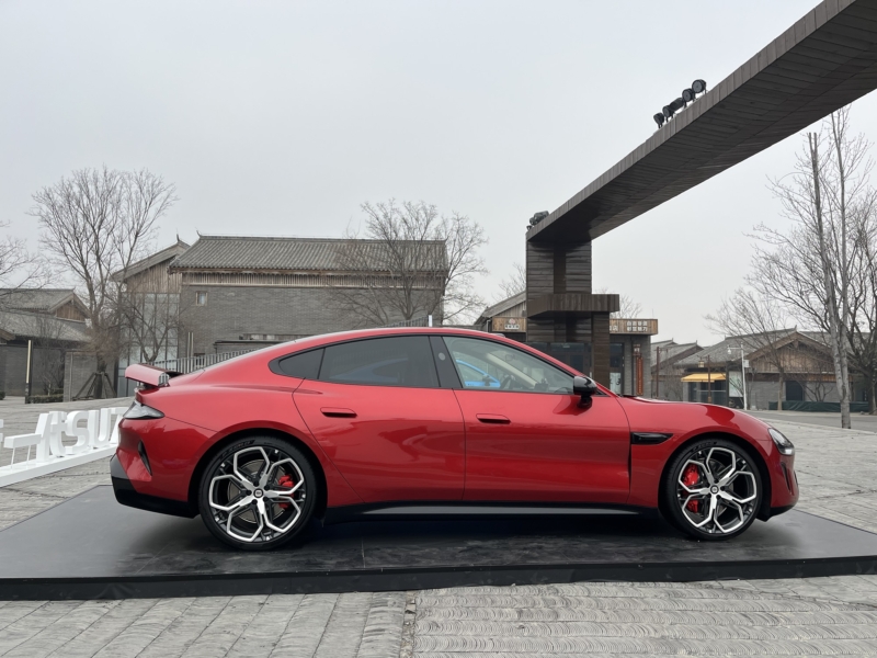 В Китае тест-драйв нового Xiaomi SU7: станет ли он "Apple Car", который Apple так и не построила?