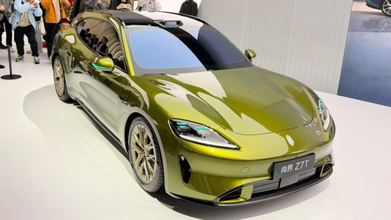 В Китае стартовали предпродажи электромобилей Saic Z7 и Z7T от Huawei.