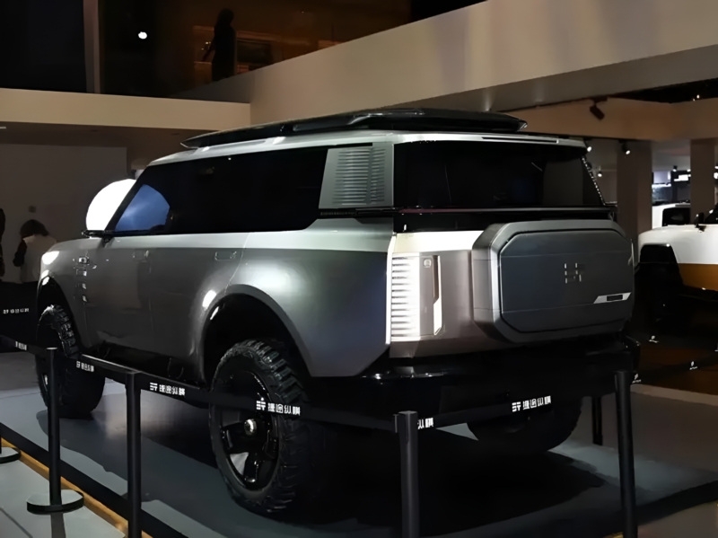 В Китае представлен футуристичный гибридный внедорожник Jetour Zongheng G600, призванный конкурировать с Tank 700.