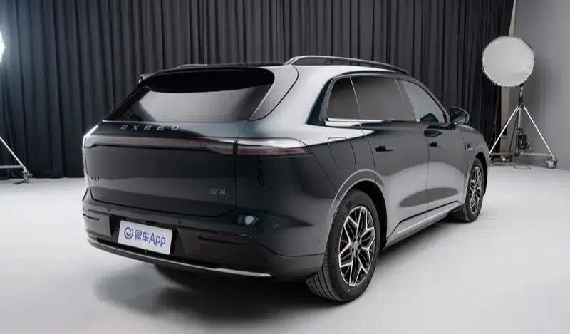 В Китае Chery Exeed EX7 начал прием предзаказов, оснащенный авиационной электронно-механической тормозной системой.