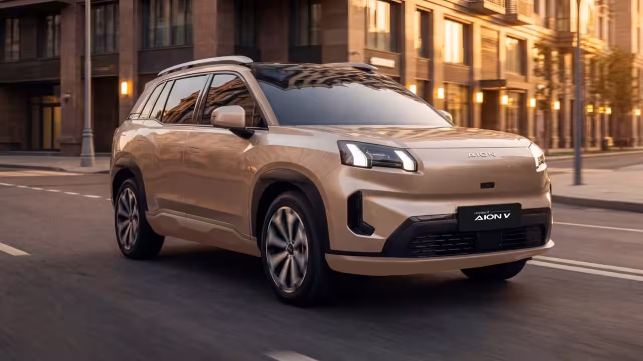 В России стартовали продажи первого электромобиля GAC Aion V — узнайте его стоимость.