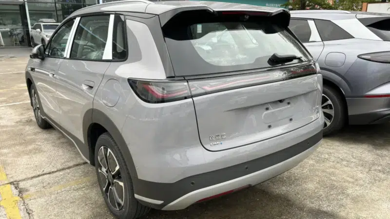 В Китае у дилеров накапливаются новые BYD Sealion 05 DM-i с запасом хода 305 км.