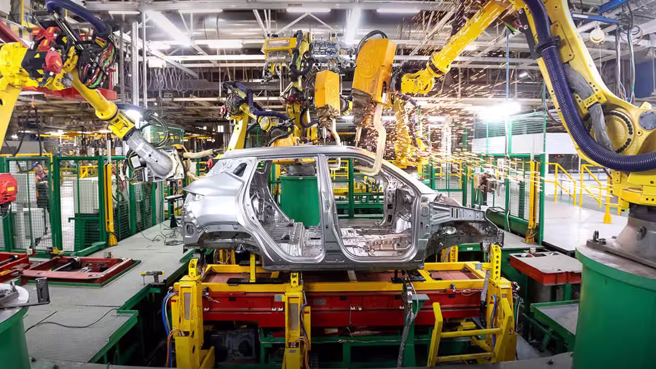 Российский "Москвич" выпустит гибрид для конкуренции с китайскими гибридами.