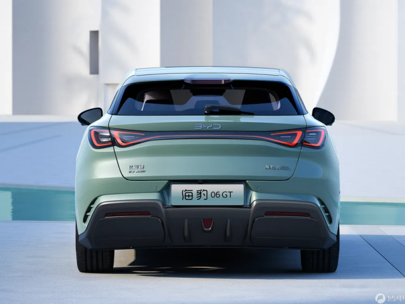 В Китае BYD представил седан Seal 06 GT и универсал Seal 06 DM-i с технологией flash charging, стартовая цена от 16,200 USD.