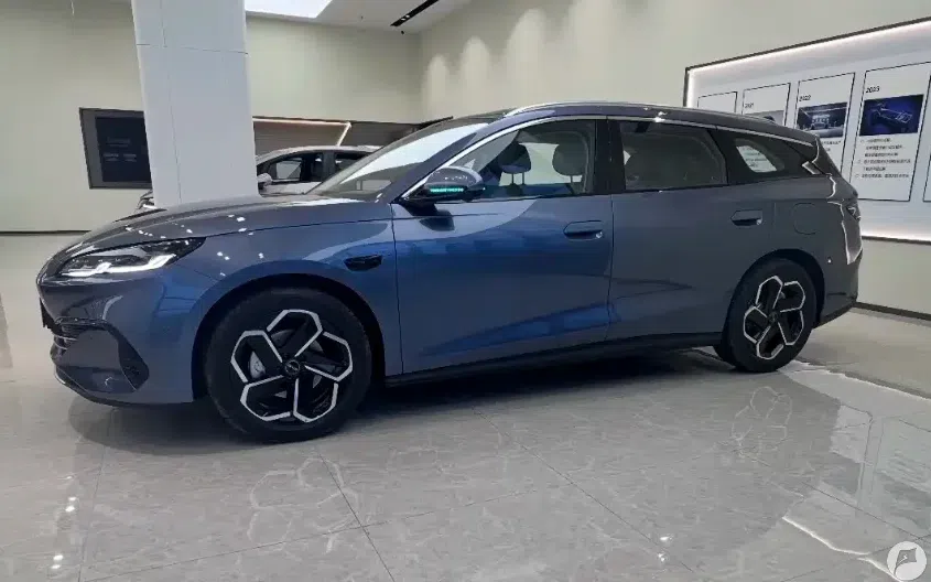 В Китае BYD представил седан Seal 06 GT и универсал Seal 06 DM-i с технологией flash charging, стартовая цена от 16,200 USD.