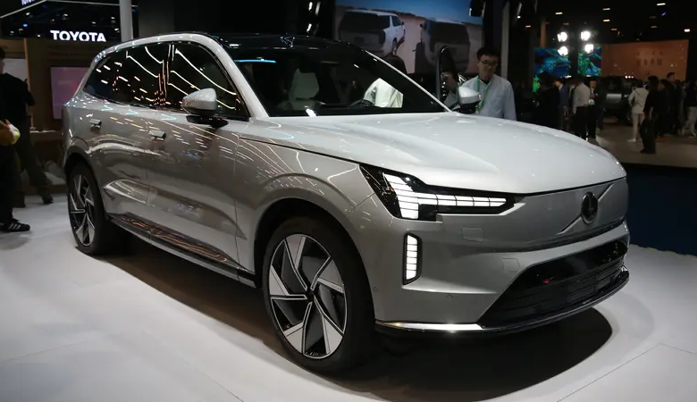 В Китае Volvo представит выпускаемые локально электромобили EX90 и ES90 на мероприятии в честь 99-летия 15 апреля.