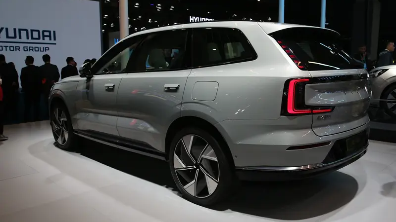 В Китае Volvo представит выпускаемые локально электромобили EX90 и ES90 на мероприятии в честь 99-летия 15 апреля.