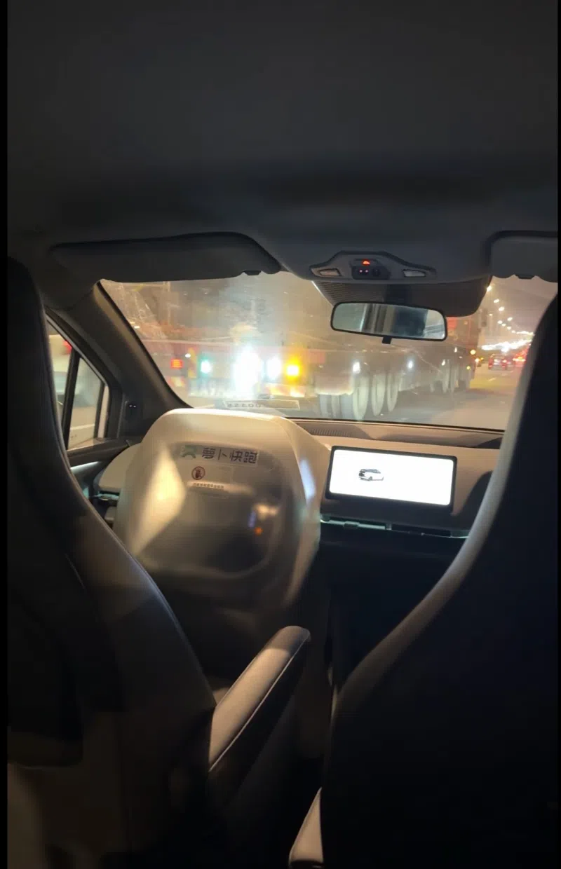 В Китае роботакси Apollo Go столкнулись с массовым сбоем, оставив пассажиров без возможности движения на эстакадах.