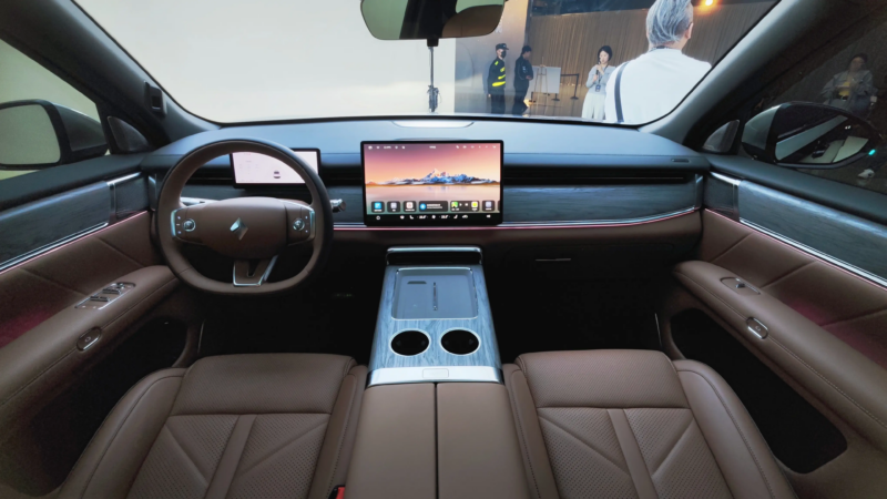 В Китае SGMW представила новый большой шестиместный внедорожник Huajing S