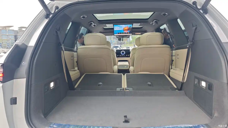 В Китае SGMW представила новый большой шестиместный внедорожник Huajing S