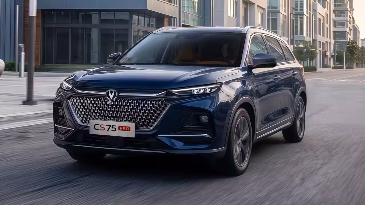 В России представлен рекордный семейный кроссовер Changan с 7 местами.