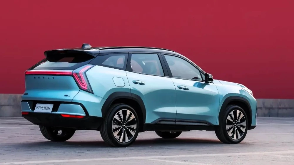 новый Geely Atlas 2025 сбоку сзади