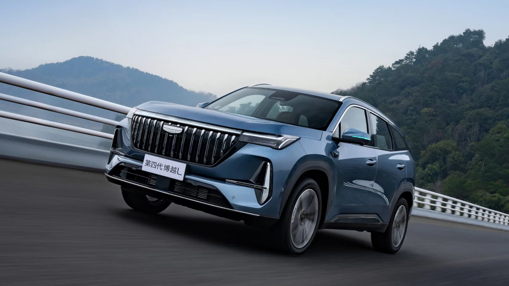 Geely Atlas научится ездить без водителя кроссовер сбоку спереди голубой