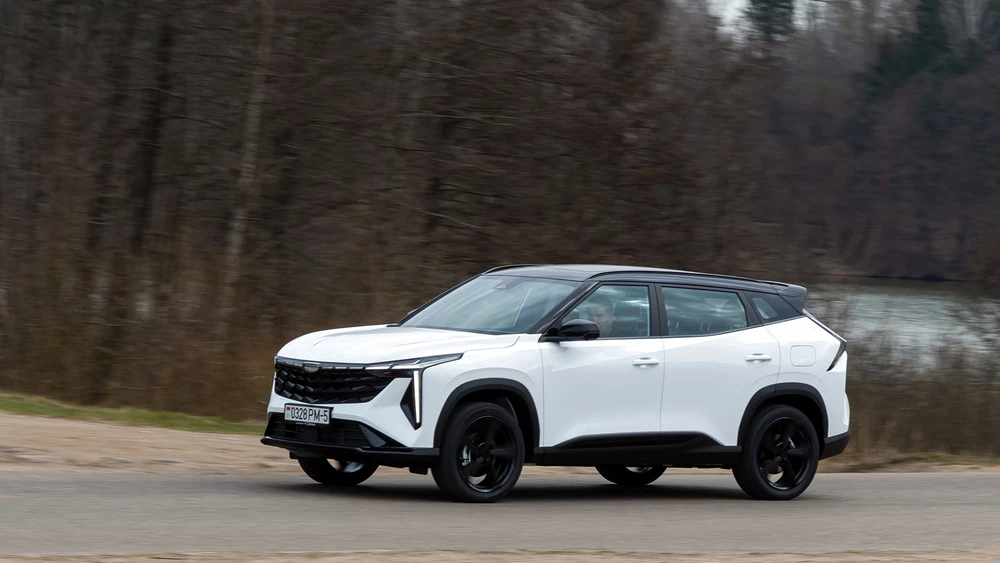 Geely Cityray в Беларуси белорусской сборки сбоку спереди в динамике